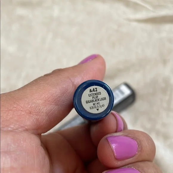 MAC Cosmetics Matte Lipstick & Gigablack Lash Mascara - Picture 5 of 5